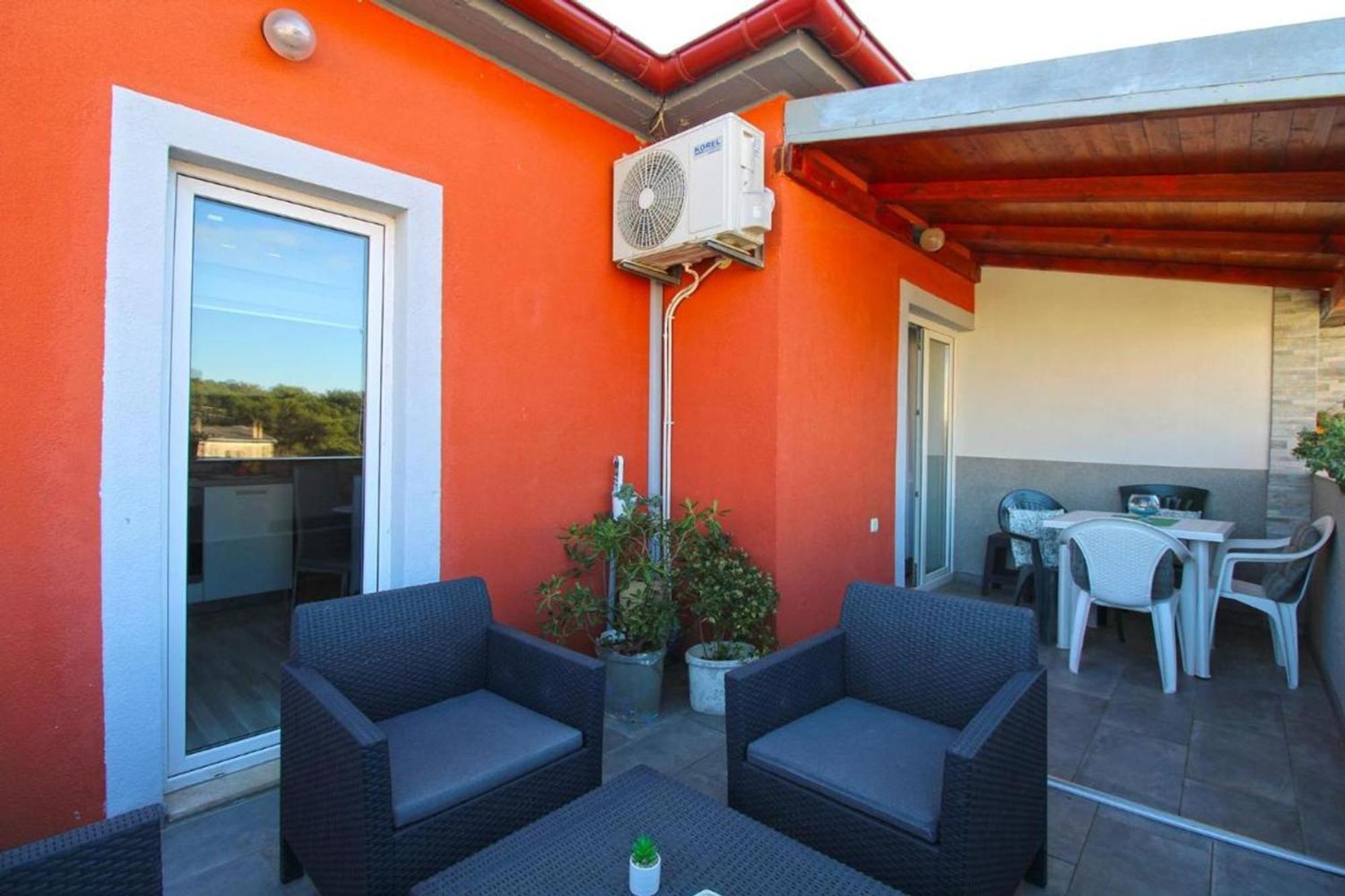 Spacious With Terrace And Bbq Apartment Fazana